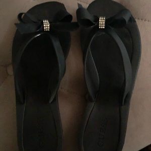 Guess bow slippers